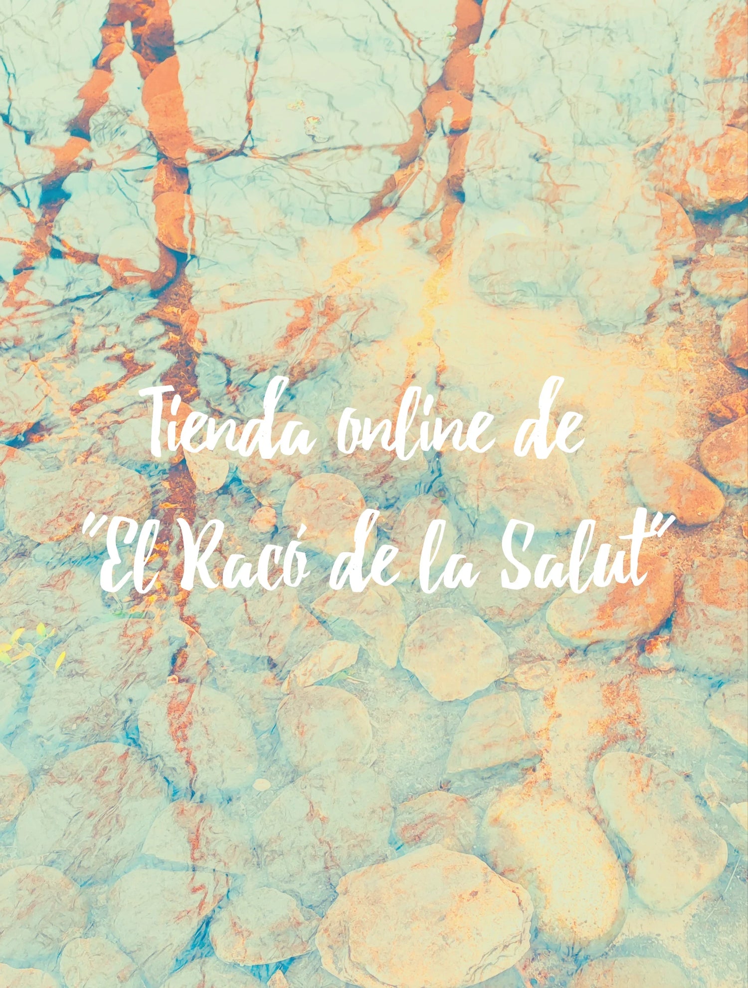 Rocas y árboles reflejados en agua con texto promocional de tienda online natural