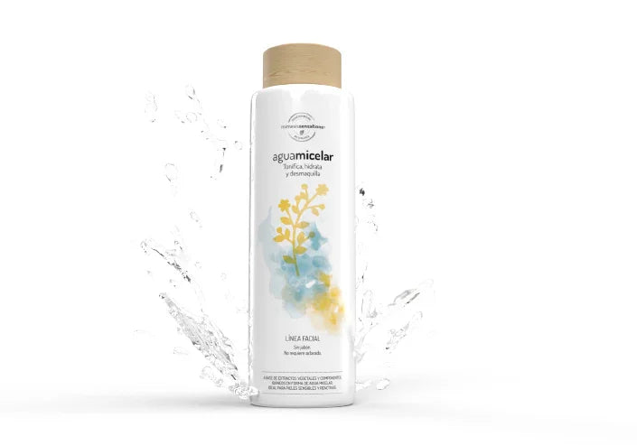 Botella de agua micelar facial con tapa de madera, ilustración floral y efecto de salpicaduras de agua.
